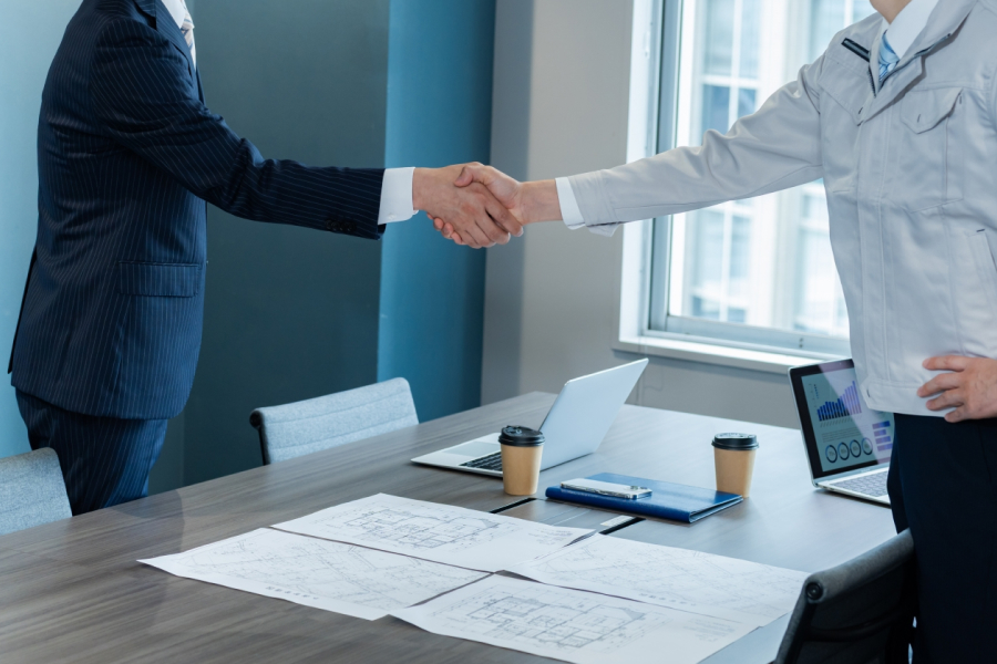 握手をする男性二人