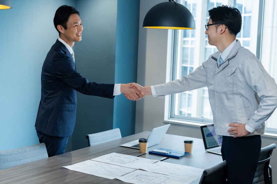 握手する男性2人